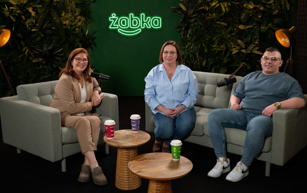 Wnętrze sklepu Żabka — regały i codzienna praca punktu convenience