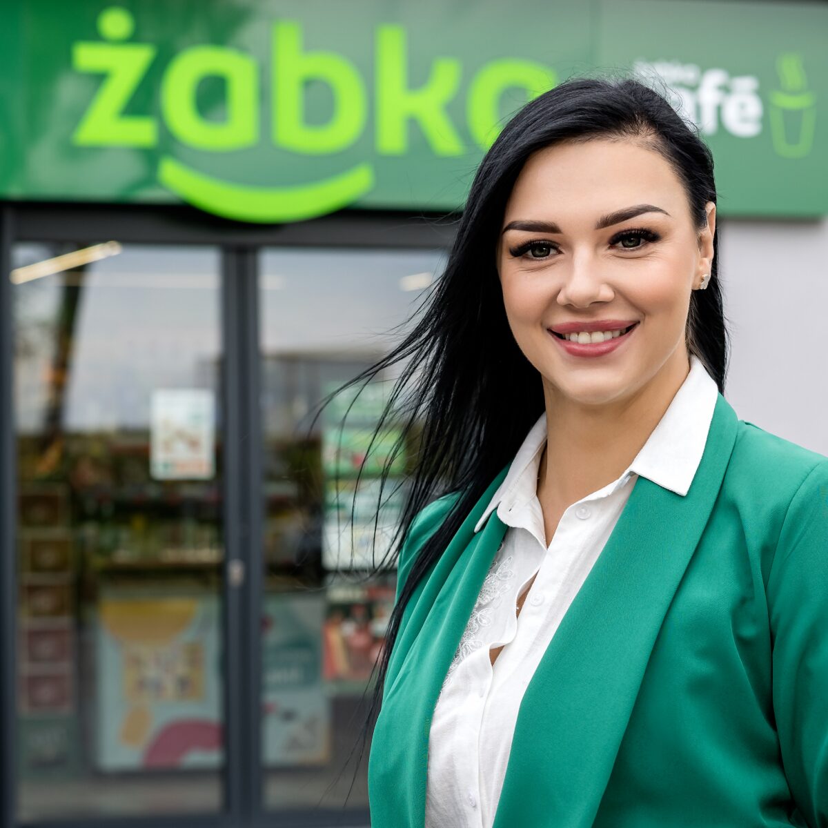 Szyld sklepu Żabka — materiał promocyjny Żabka Polska